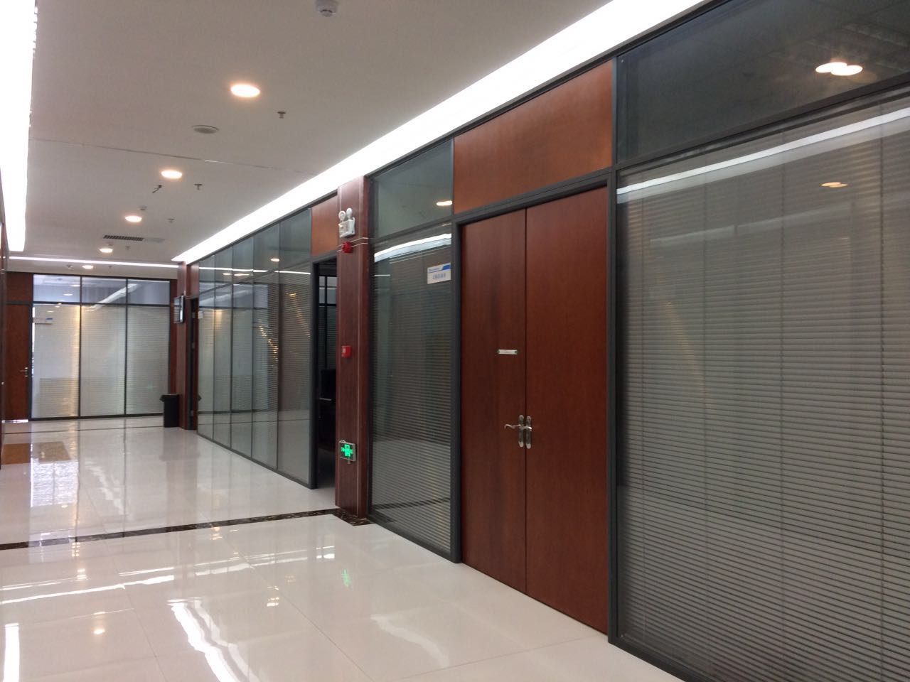 武汉新时代商务中心双层玻璃内置百叶隔断
