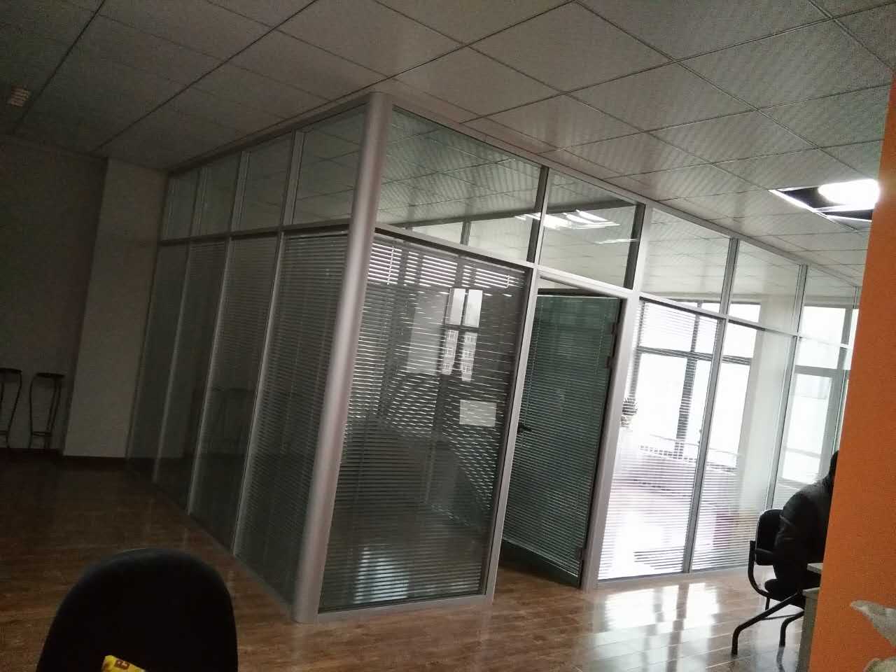 新疆乌鲁木齐金融大厦S8030双玻百叶分二格案例